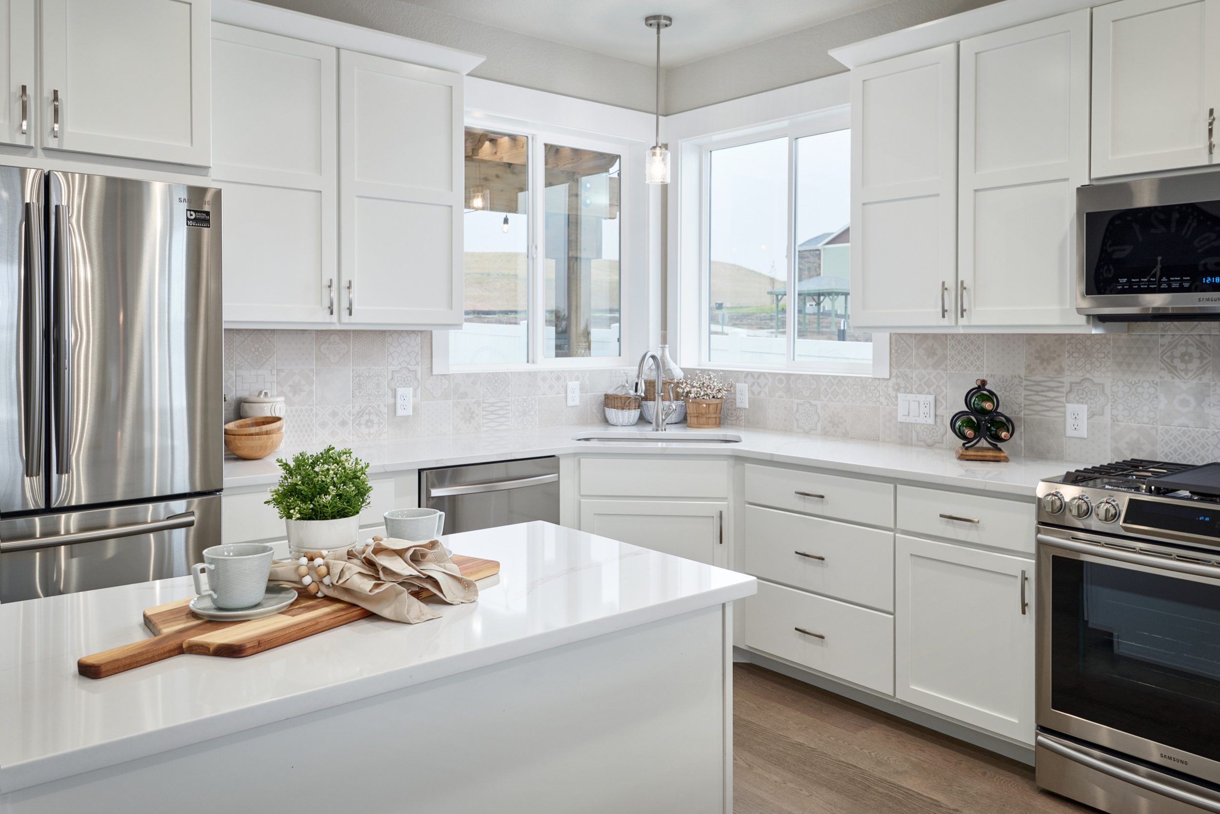 Interior modern kitchen by Homes by Guardian